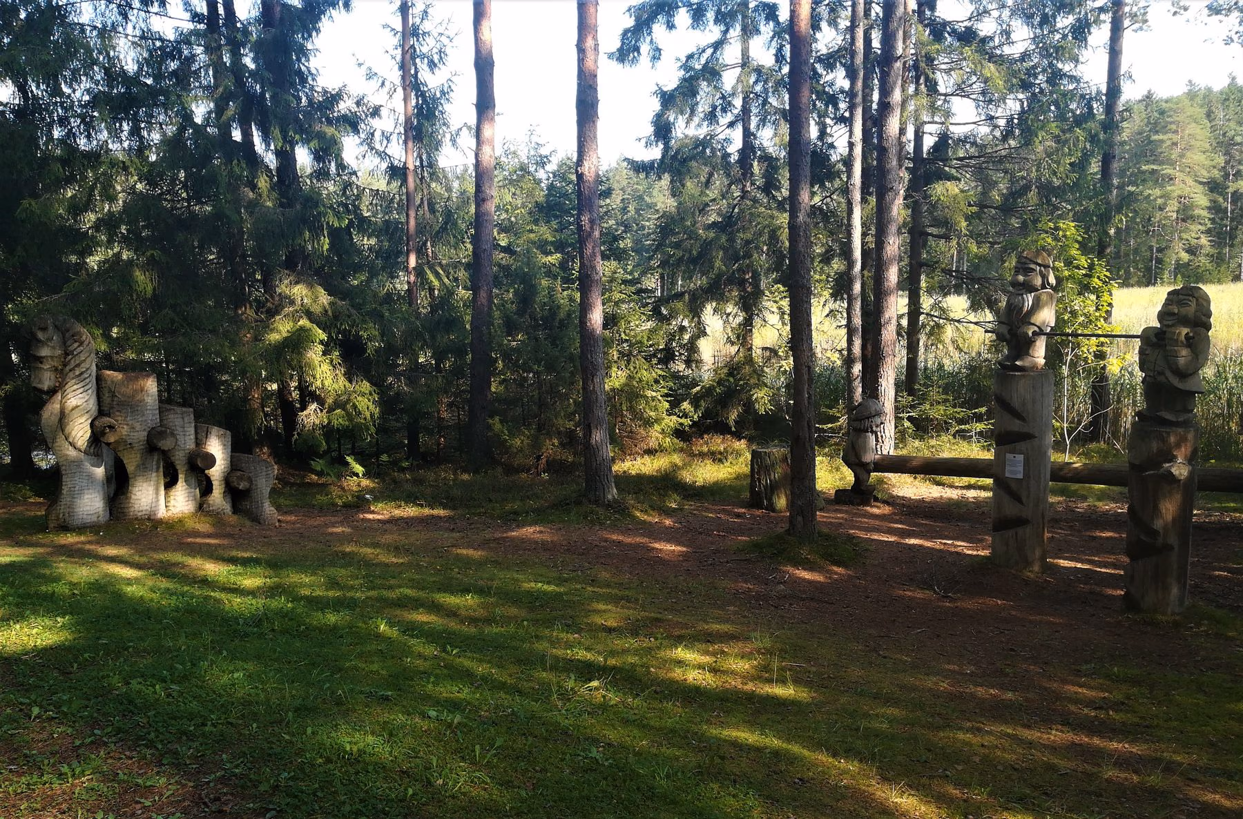2_Paplatele_trail_R.Augustines_n_20_wooden_sculptures