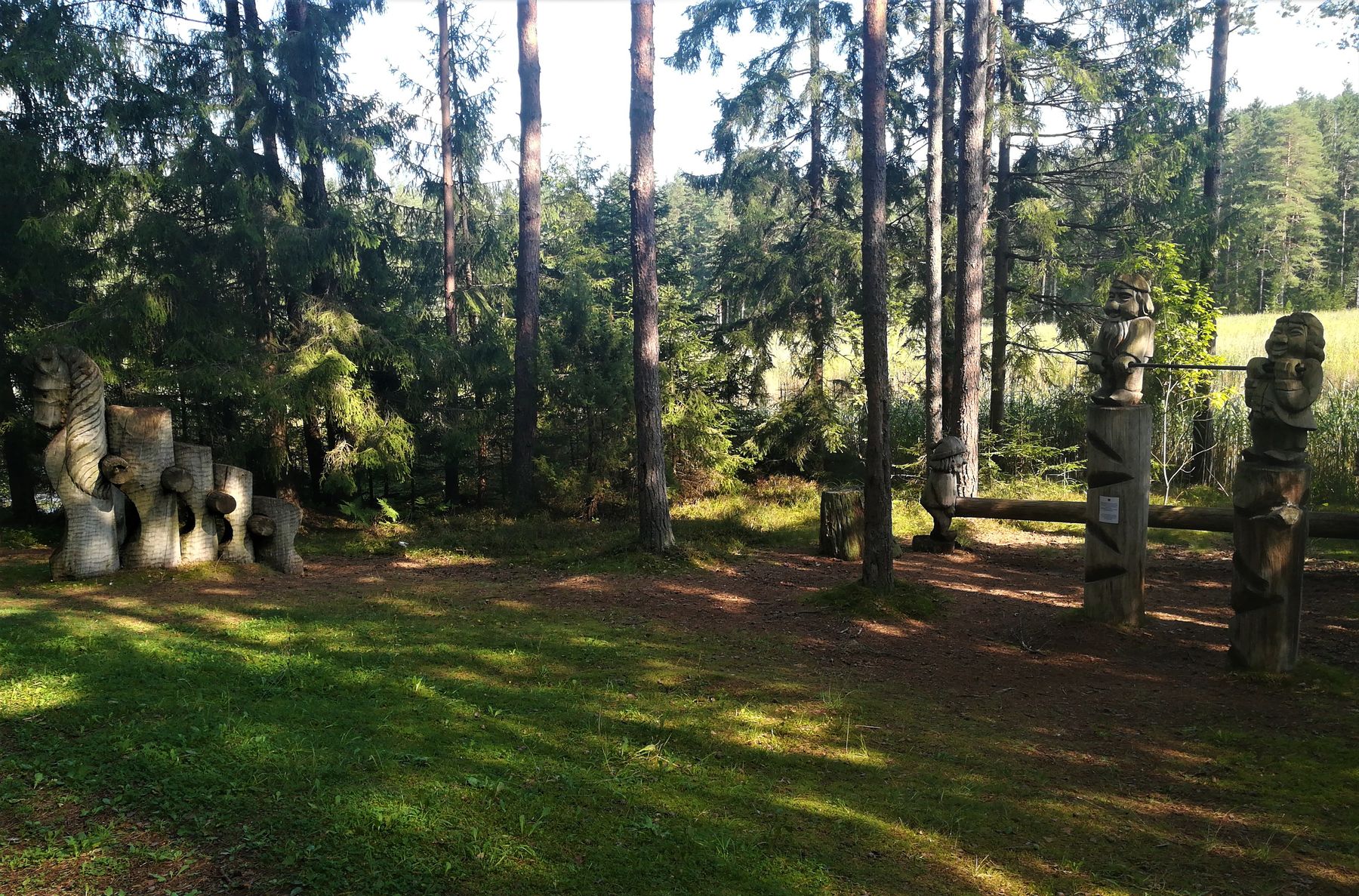 2_Paplatele_trail_R.Augustines_n_20_wooden_sculptures